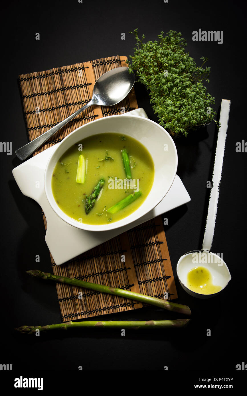 Spargel Cremesuppe mit grünem Spargel Stockfoto