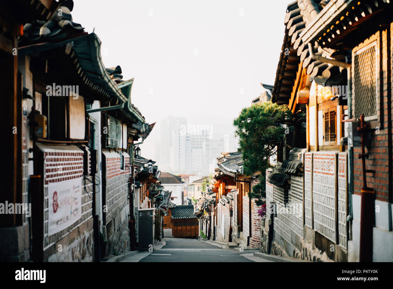 Südkorea, das Dorf Bukchon Hanok, Straße mit traditionellen Häusern Stockfoto