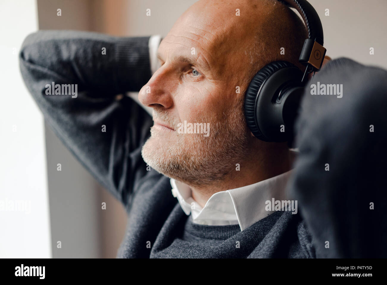 Älterer Mann Kopfhörer tragen, hören Musik, Porträt Stockfoto