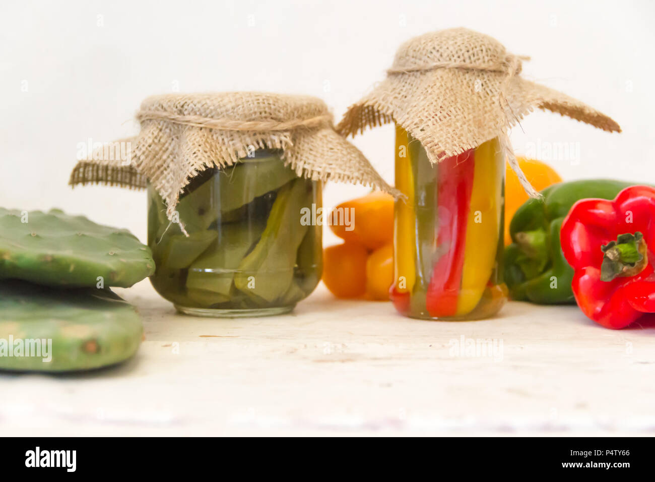 Kaktus und eingelegte Paprika in Essig und Salz Stockfoto