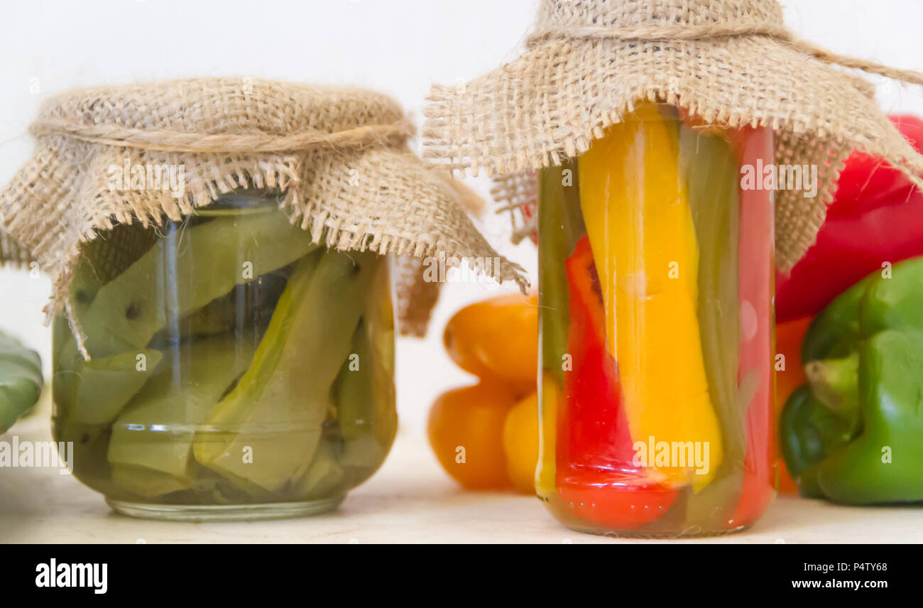 Kaktus und eingelegte Paprika in Essig und Salz Stockfotografie - Alamy