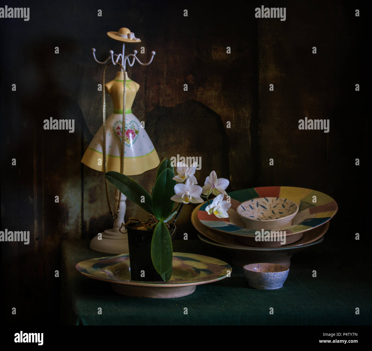 Stillleben mit Gerichten und einer Figur. Jahrgang. Stockfoto