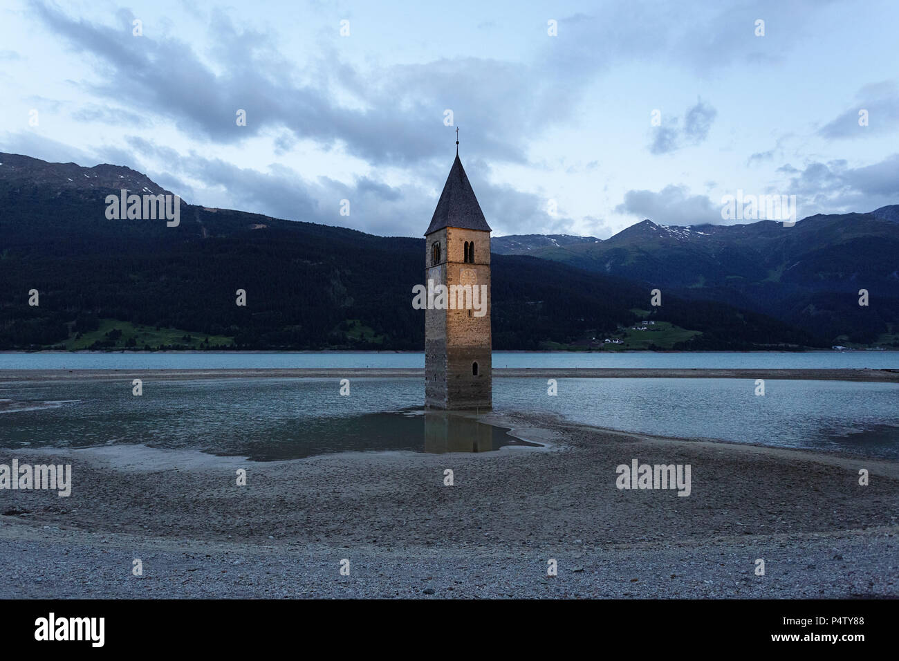 Kirche unter Wasser, ertrunken, Dorf, Berge und Gipfel im Hintergrund. Reschensee Reschen See Lago di Resia. Italien, Europa, Südtirol Stockfoto