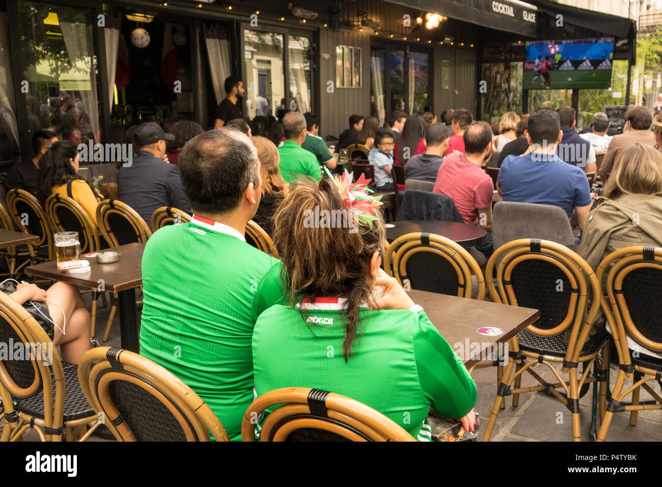 PARIS, Frankreich - 23 May 2018: die mexikanischen Fans beobachten ein Mexikanisches team Spiel auf einer Terrasse eines Cafés in Paris während der WM 2018. Stockfoto