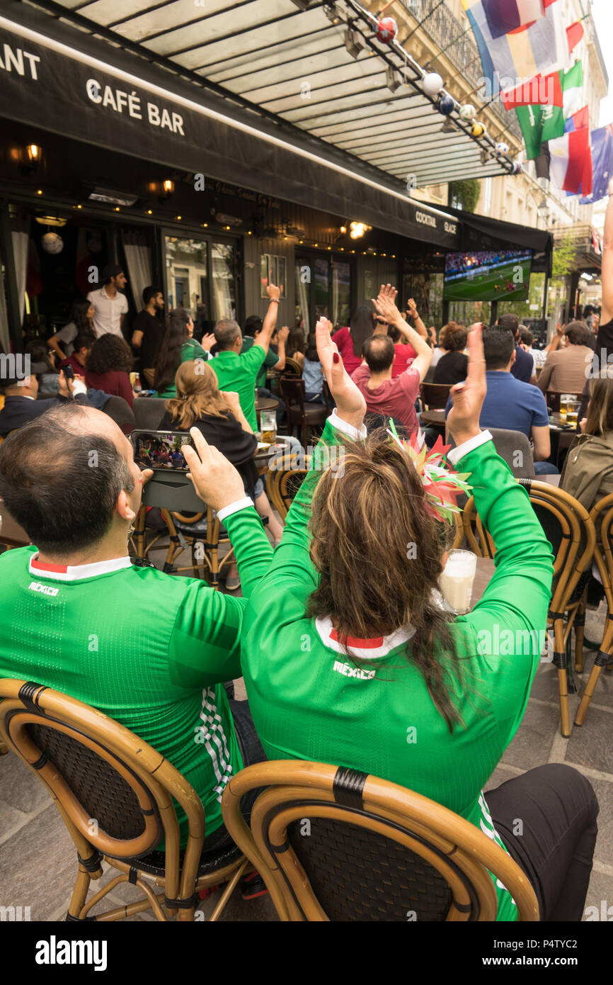 PARIS, Frankreich - 23 May 2018: die mexikanischen Fans beobachten ein Mexikanisches team Spiel auf einer Terrasse eines Cafés in Paris während der WM 2018. Stockfoto