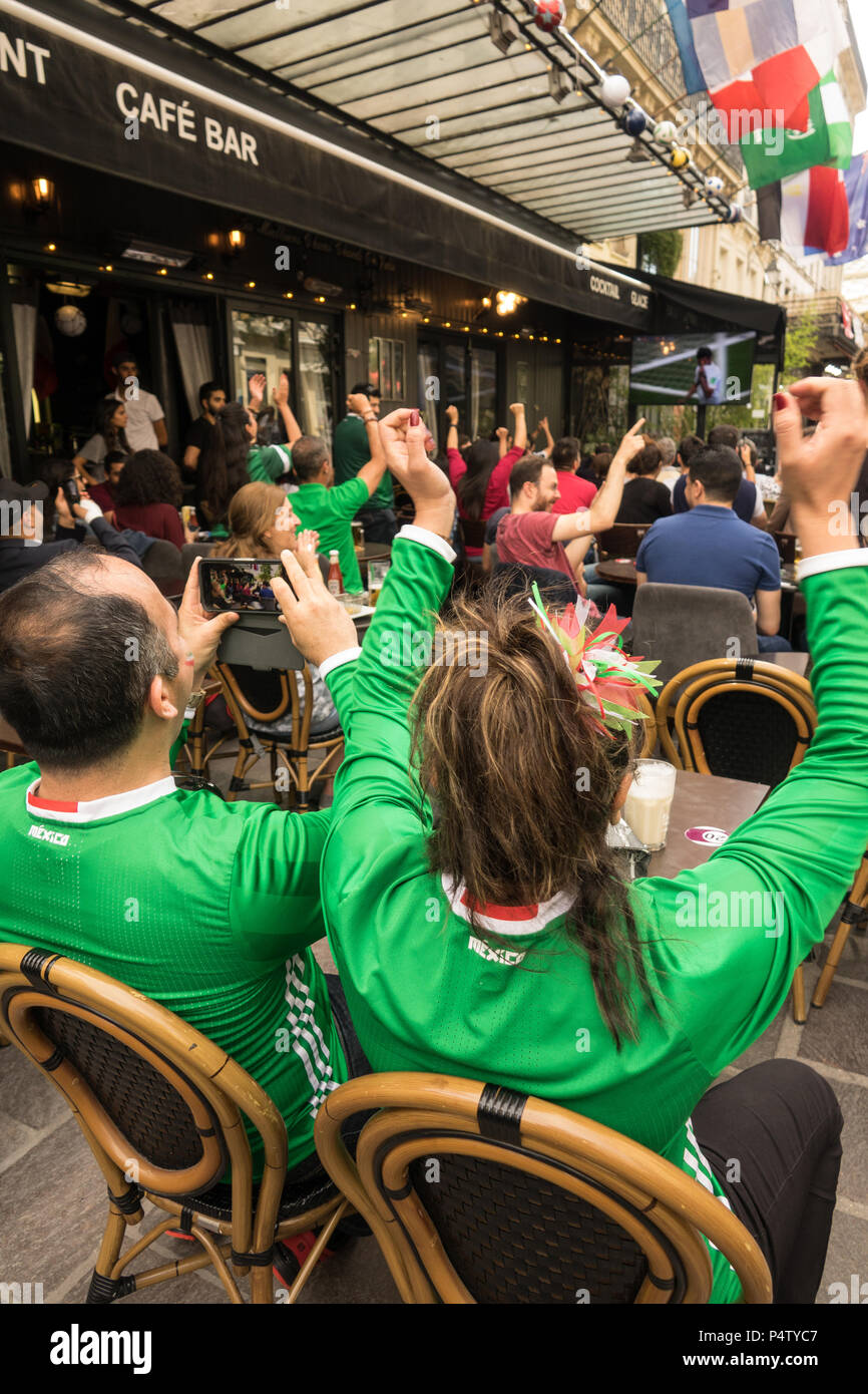 PARIS, Frankreich - 23 May 2018: die mexikanischen Fans beobachten ein Mexikanisches team Spiel auf einer Terrasse eines Cafés in Paris während der WM 2018. Stockfoto