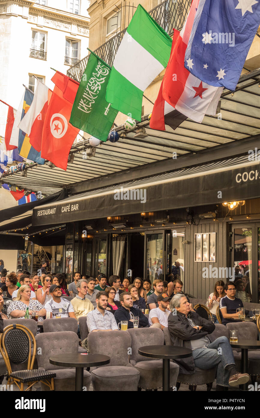 PARIS, Frankreich - 23 May 2018: Menschen und Anhänger ansehen, die Fußball-Weltmeisterschaft 2018, im Café Terrasse in Paris Stockfoto