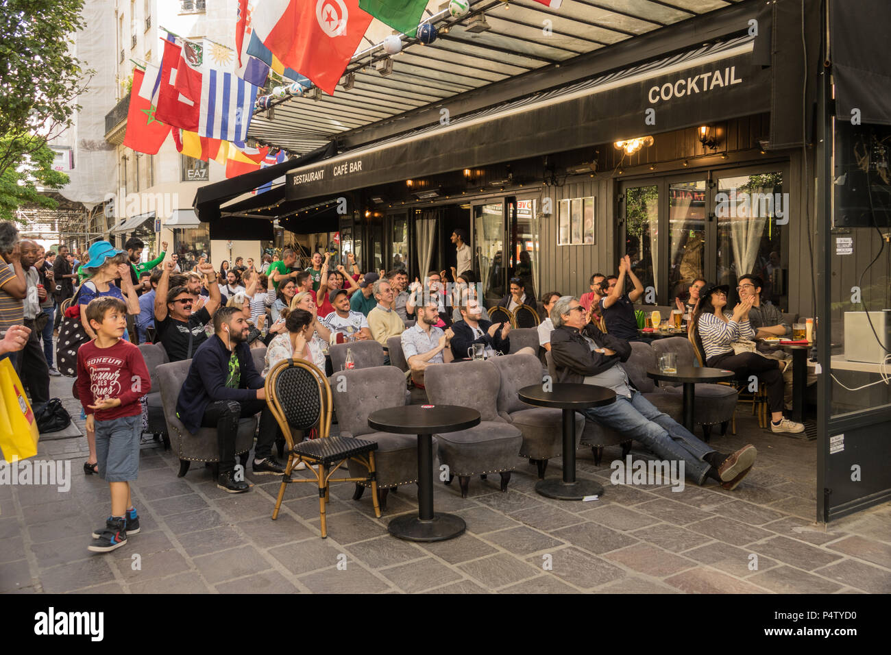 PARIS, Frankreich - 23 May 2018: Menschen und Anhänger ansehen, die Fußball-Weltmeisterschaft 2018, im Café Terrasse in Paris Stockfoto