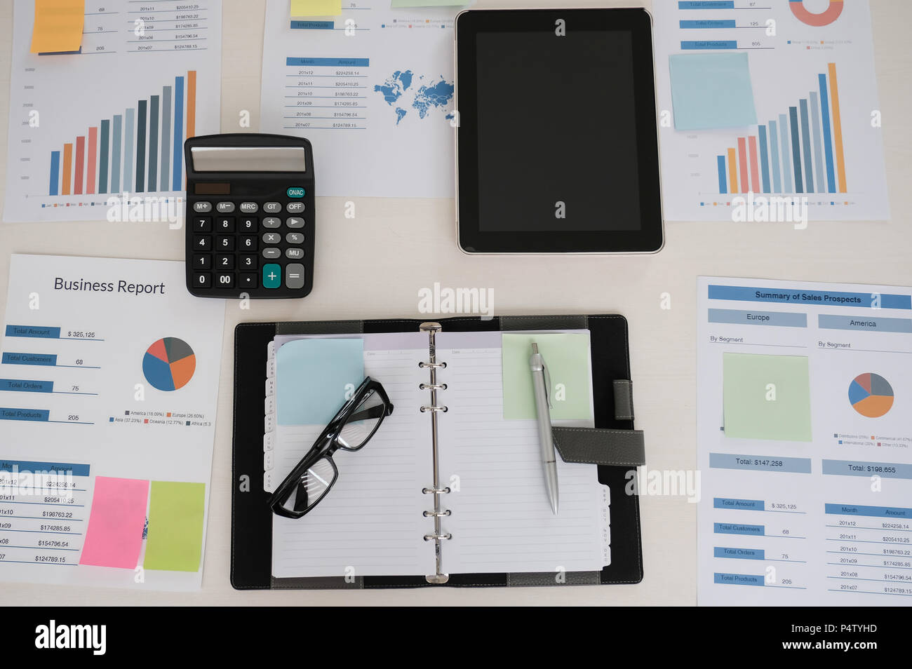 Brillen, Rechner, finanziellen Dokument im Büro Arbeitsplatz. Business Konzept Stockfoto