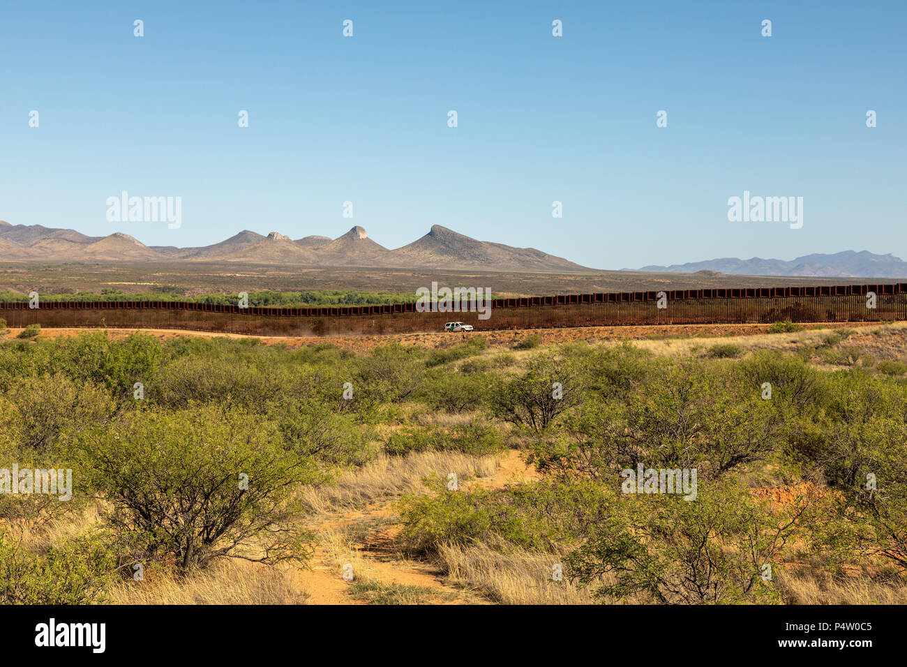 US-mexikanischen Grenze Mauer/Zaun Schlangen über Arizona Landschaft in der Nähe der Stadt Wunder Valley, Arizona, USA. Stockfoto