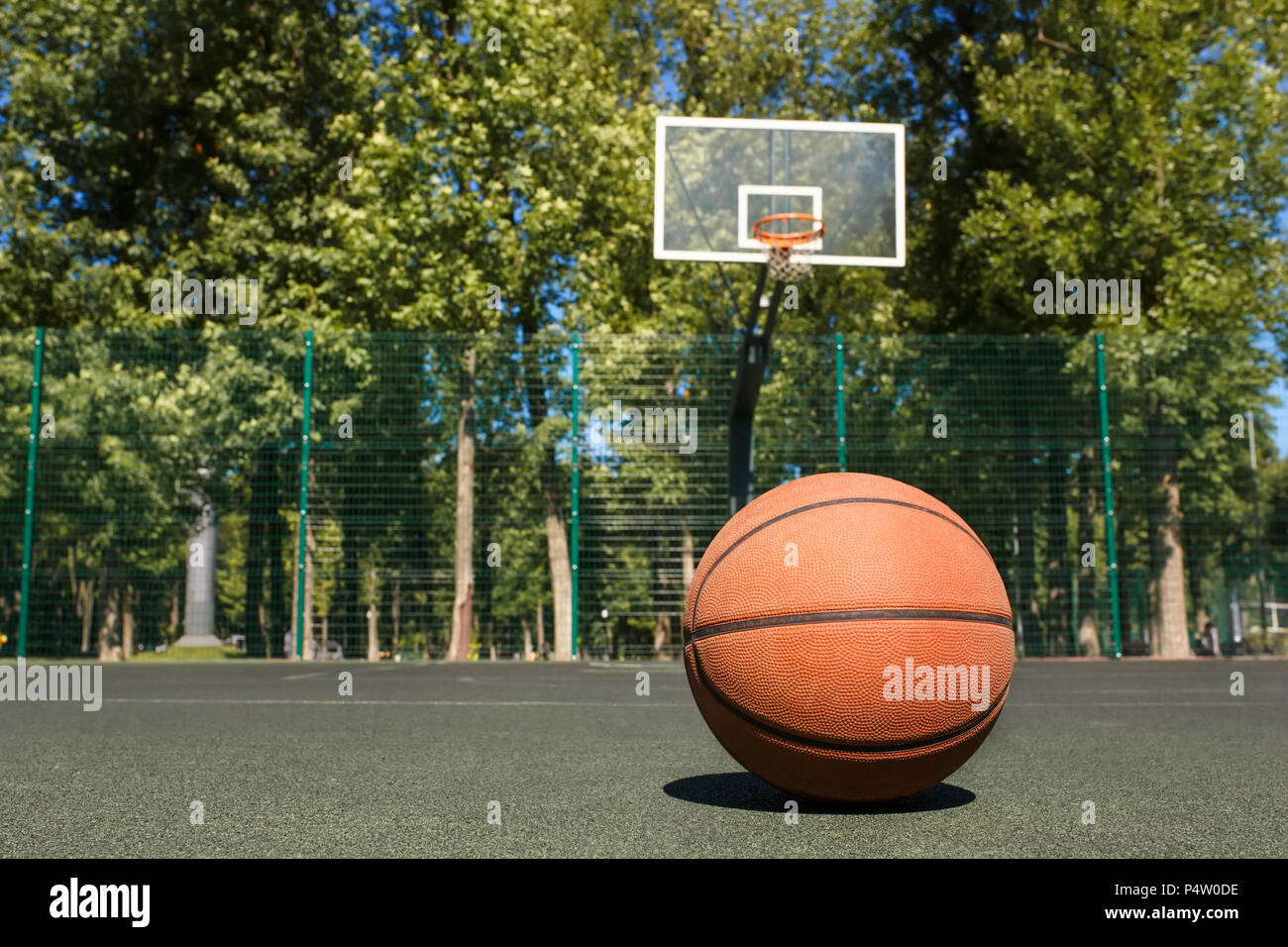 Basketball Ball auf dem freien Hof Stockfoto