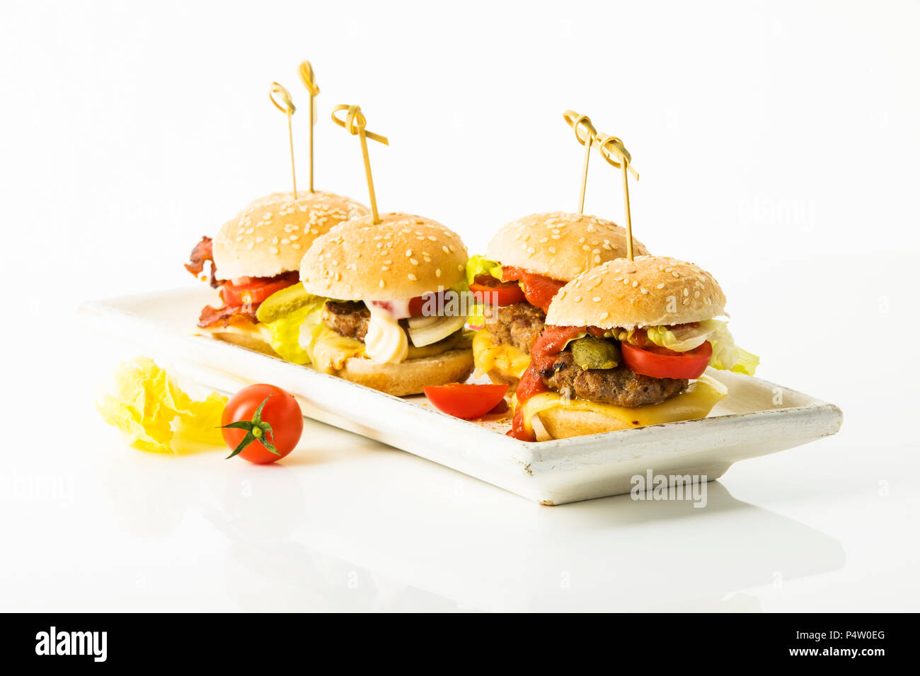 Mini Burger, Burger vor weißem Hintergrund Stockfoto