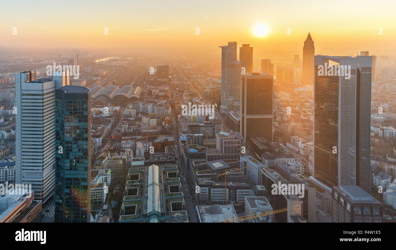 Frankfurt am Main - schönen Sonnenuntergang aerilal Blick auf den Financial District Stockfoto