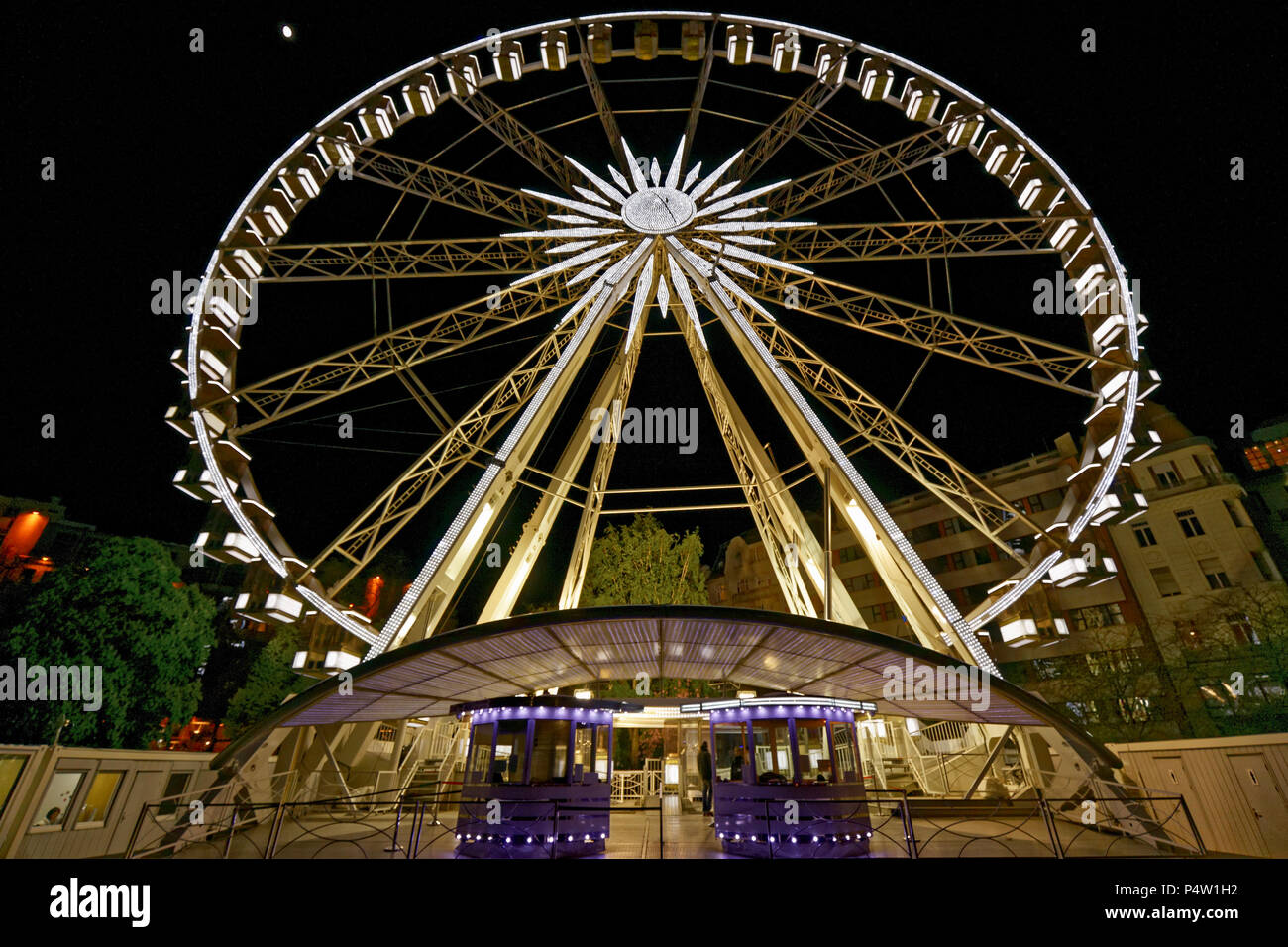 Die Budapester Auge, ein 65 Meter hohes Riesenrad in Erzsébet Platz, Budapest, Ungarn, liegt. Stockfoto