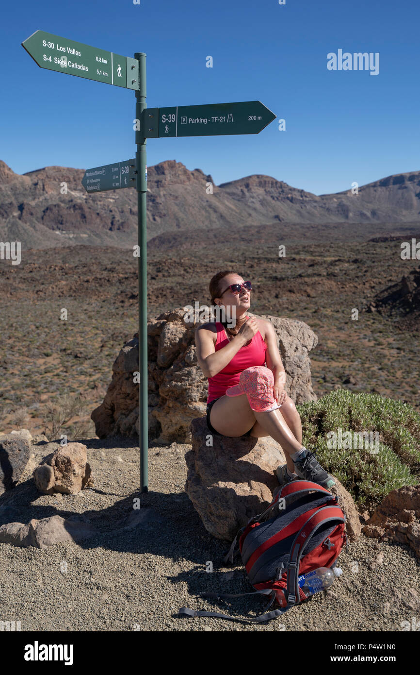 Weibliche Touristen genießt die Aussicht auf Los Roques de Garcia in Las Canadas National Park, Teide, UNESCO Weltkulturerbe, Teneriffa, Kanarische Inseln Stockfoto