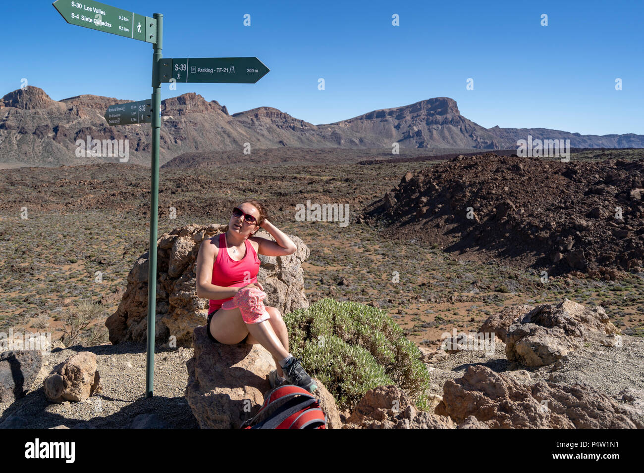 Weibliche Touristen genießt die Aussicht auf Los Roques de Garcia in Las Canadas National Park, Teide, UNESCO Weltkulturerbe, Teneriffa, Kanarische Inseln Stockfoto
