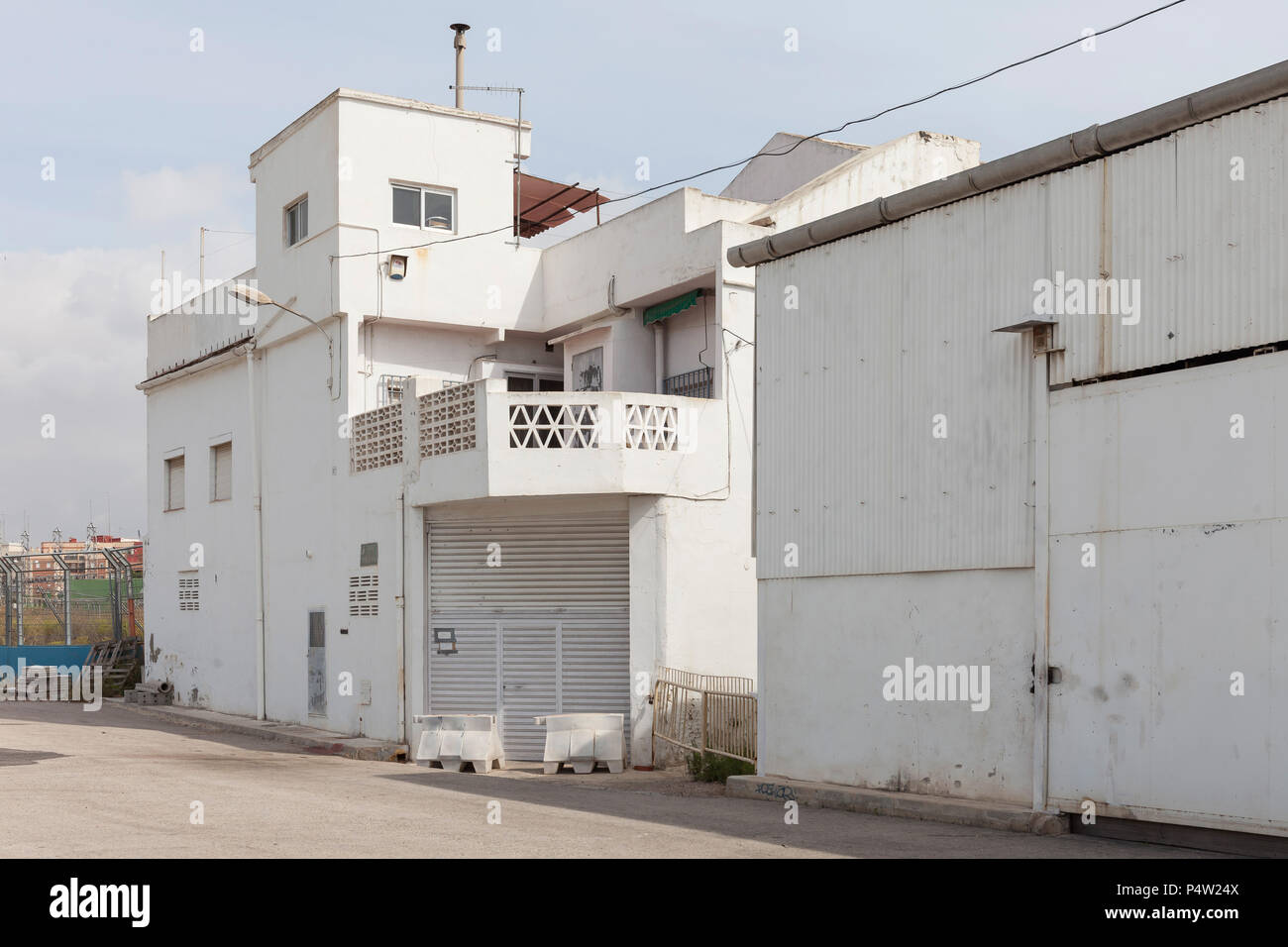 Valencia, Spanien, Wohngebäuden und Lagerhallen in einem kommerziellen Bereich Stockfoto