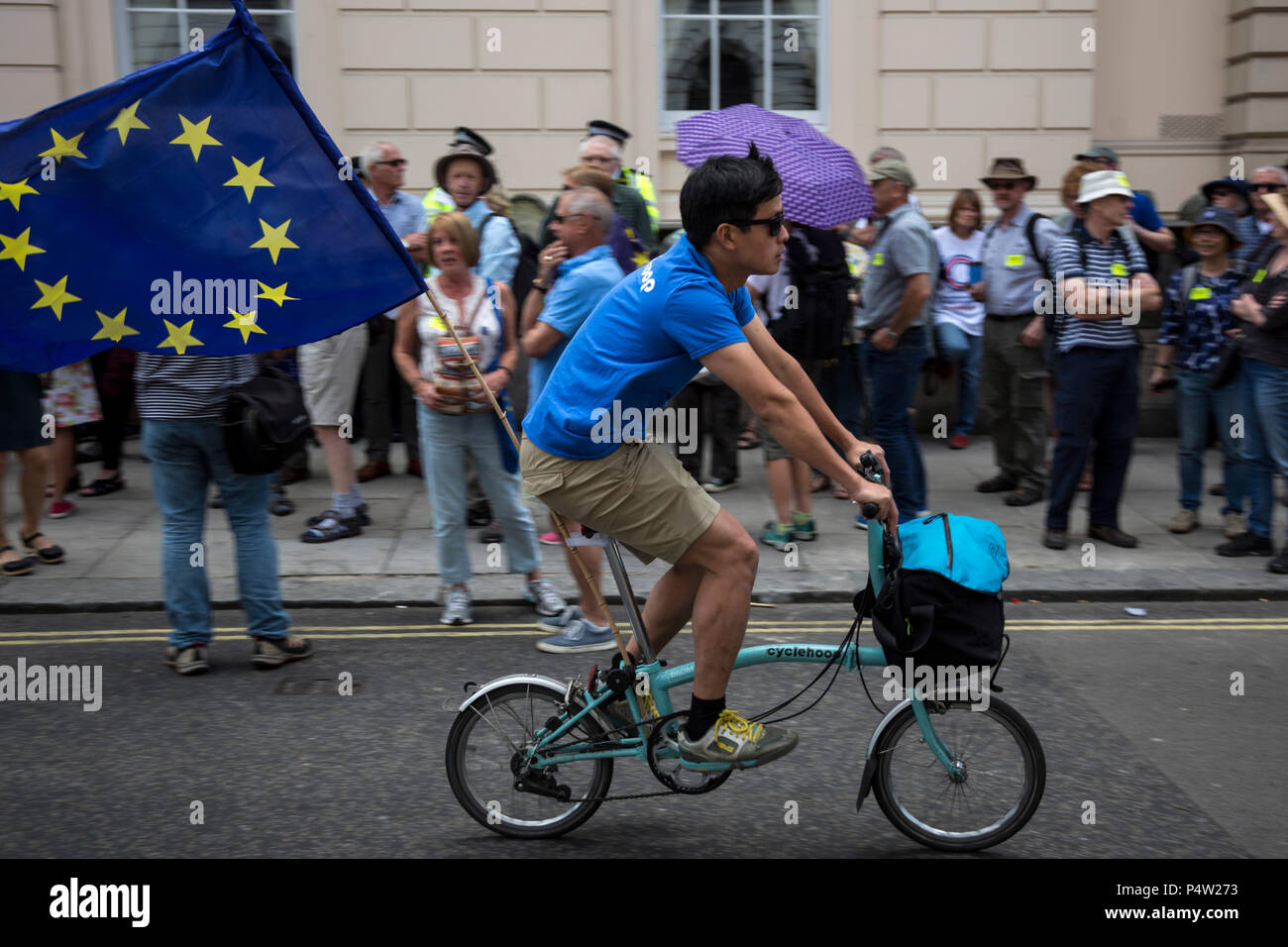 London, Großbritannien. 23. Juni 2018. Anti-Brexit März und Sammlung für einen Menschen in Central London. Demonstrant auf einem Fahrrad mit einer Fahne der Europäischen Union. Stockfoto