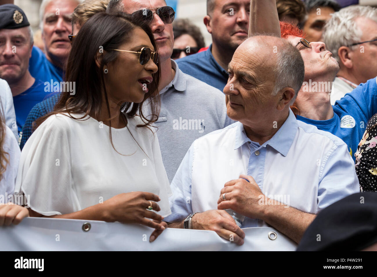 London, Großbritannien. 23. Juni 2018. Anti-Brexit März und Sammlung für einen Menschen in Central London. Gina Miller im Gespräch mit Sir Tony Robinson. Stockfoto