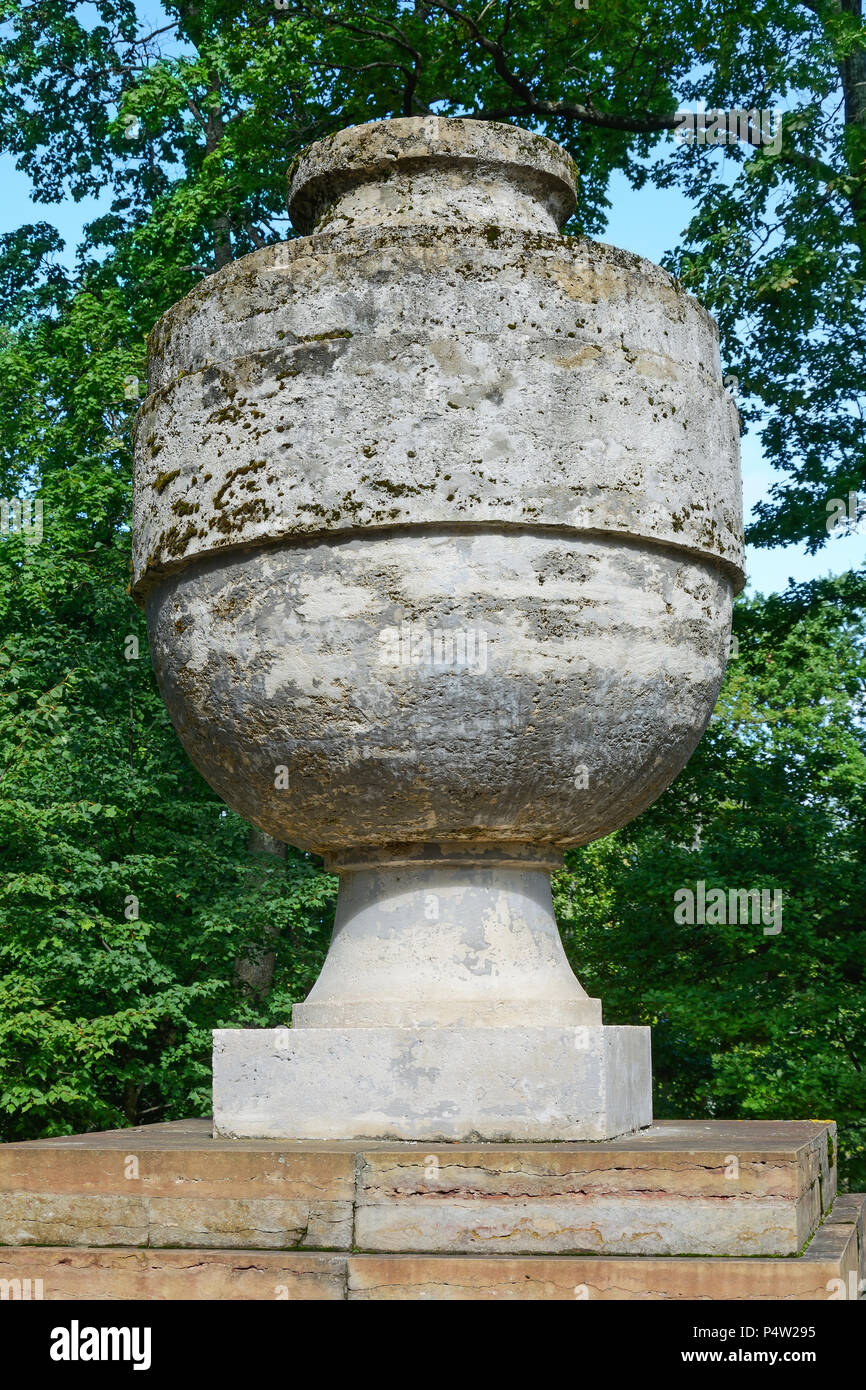 Peterhof, Dekorative Stein Vase auf dem großen Stein Ruine Brücke im Landschaftspark von Alexandria Stockfoto