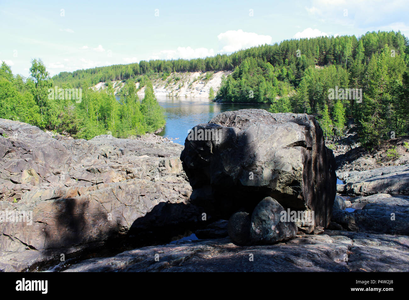 Schwarzen grossen Stein in der Form eines Hund Kopf anstelle eines erloschenen Vulkans Girvas. Karelien, Russland. Stockfoto