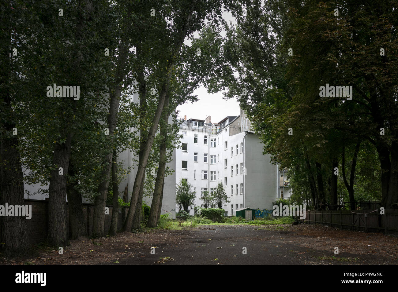 Berlin, Deutschland, altes Gebäude und unbebaute Grundstücke in der Libauer Straße in Berlin-Friedrichshain Stockfoto