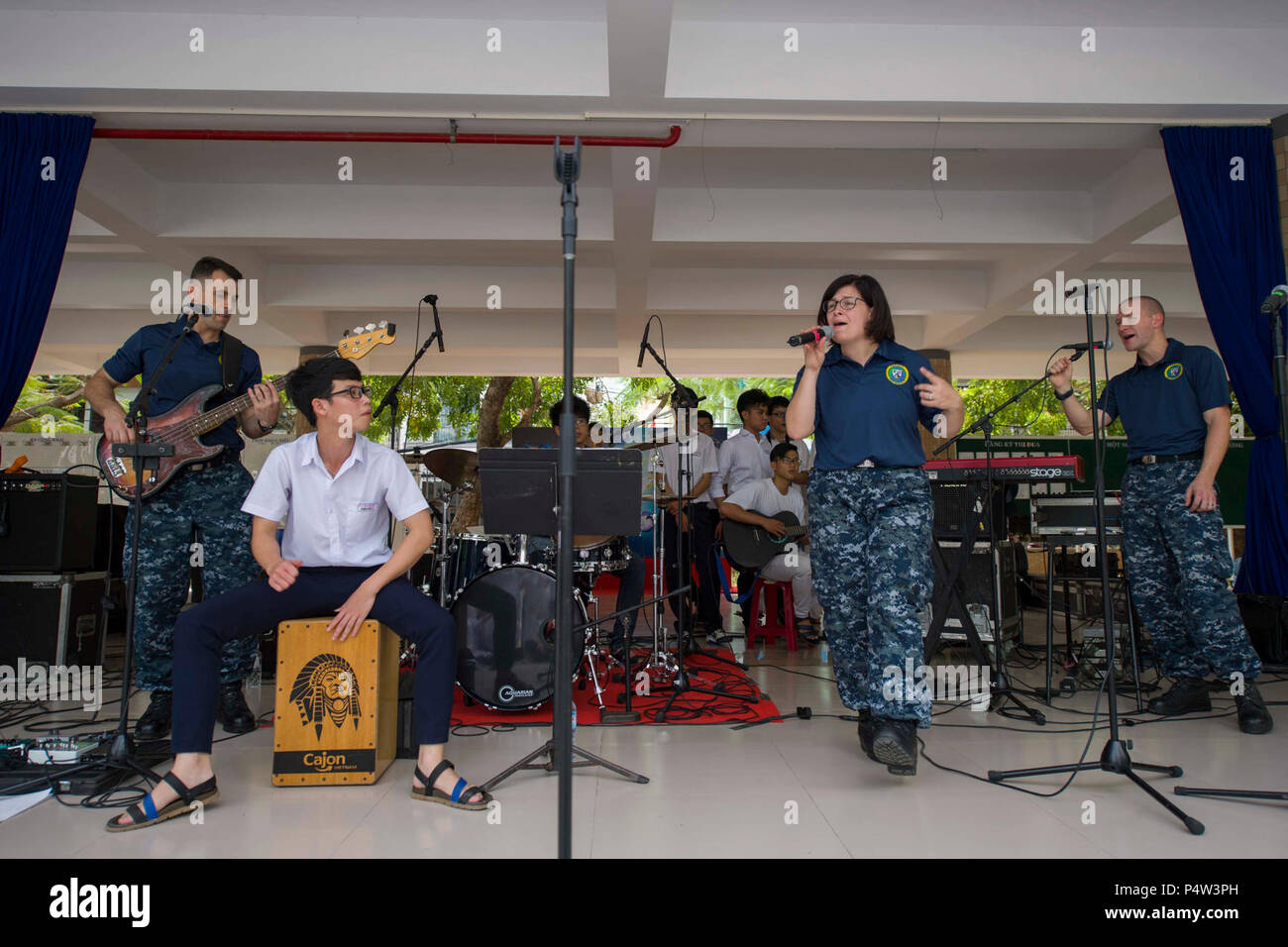 DA Nang, Vietnam (09.Mai 2017) Die US-Flotte Band 7, Far East Edition, spielt Musik mit Studenten von Phan Chau Trinh High School während ein Engagement für die Gemeinschaft. Pacific Partnership ist die größte jährliche multilaterale humanitäre Hilfe und Katastrophenhilfe Abwehrbereitschaft mission in der Indo-Asia durchgeführt - Pazifik und zielt darauf ab, regionale Koordination in Bereichen wie medizinische Bereitschaft und Vorsorge für synthetische und natürliche Katastrophen zu verbessern. Stockfoto