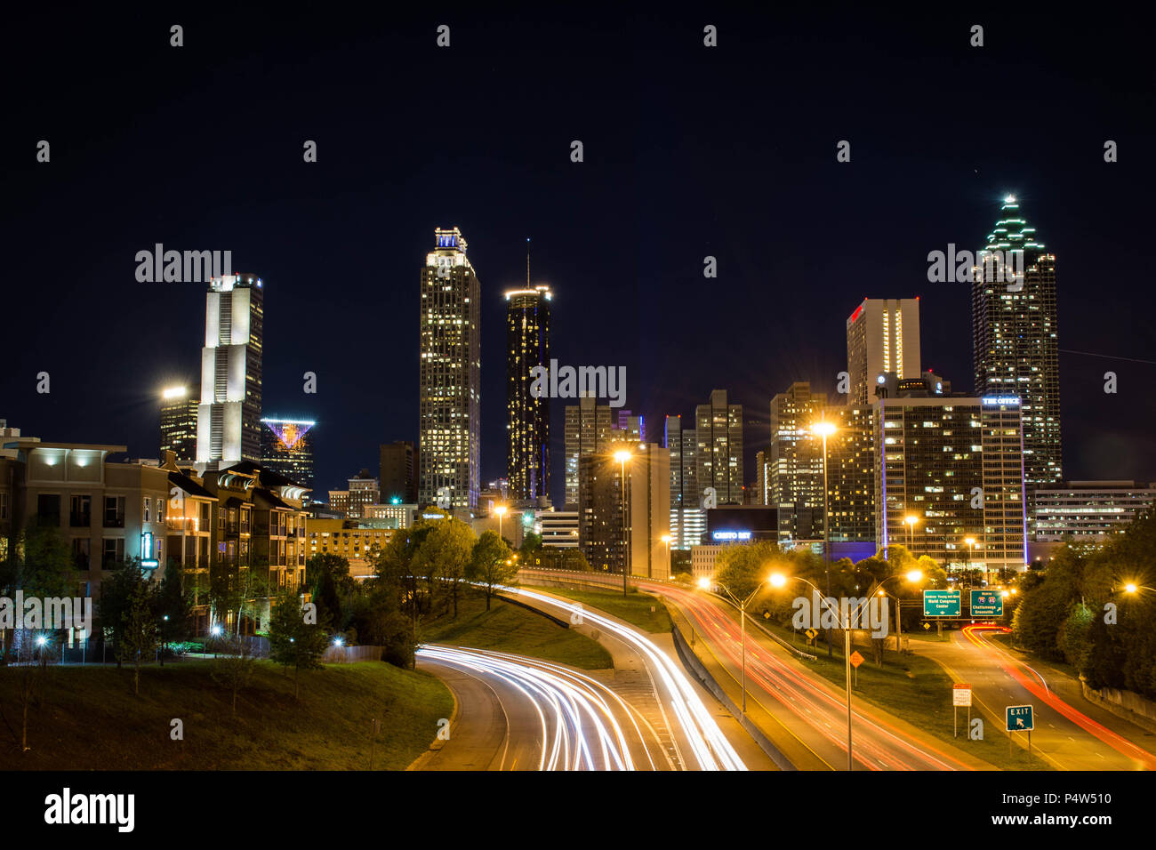 Das Atlanta Skyline bei Nacht wie von der Jackson Street Brücke aus gesehen Stockfoto