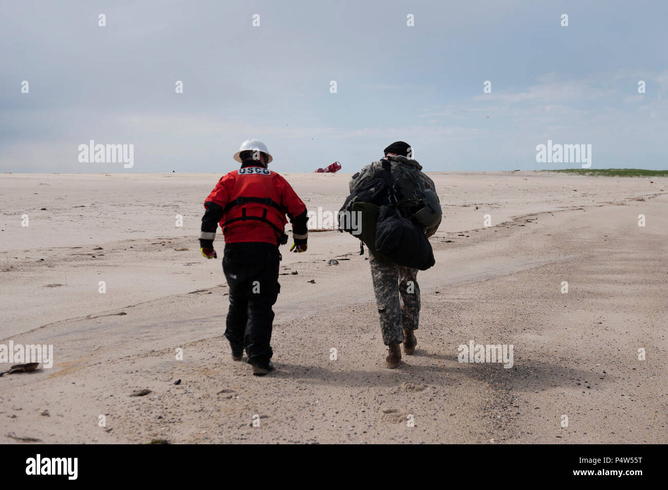 Sgt. 1. Klasse Chris Richards der Connecticut National Guard und der U.S. Coast Guard Chief Warrant Officer Benjamin Jewell der Coast Guard Cutter Eiche gehen Sie in Richtung einer Strände Boje, Dienstag, 9. Mai 2017, in der Nähe von Chatham, Massachusetts. Die Boje war vom Strand von einem Connecticut National Guard CH-47 Chinook Hubschrauber hob und Offshore fallengelassen, wo Coast Guard Cutter Eiche, eine 225-Fuß-Ausschreibung Boje aus Newport, Rhode Island, der sie abgeholt. Stockfoto