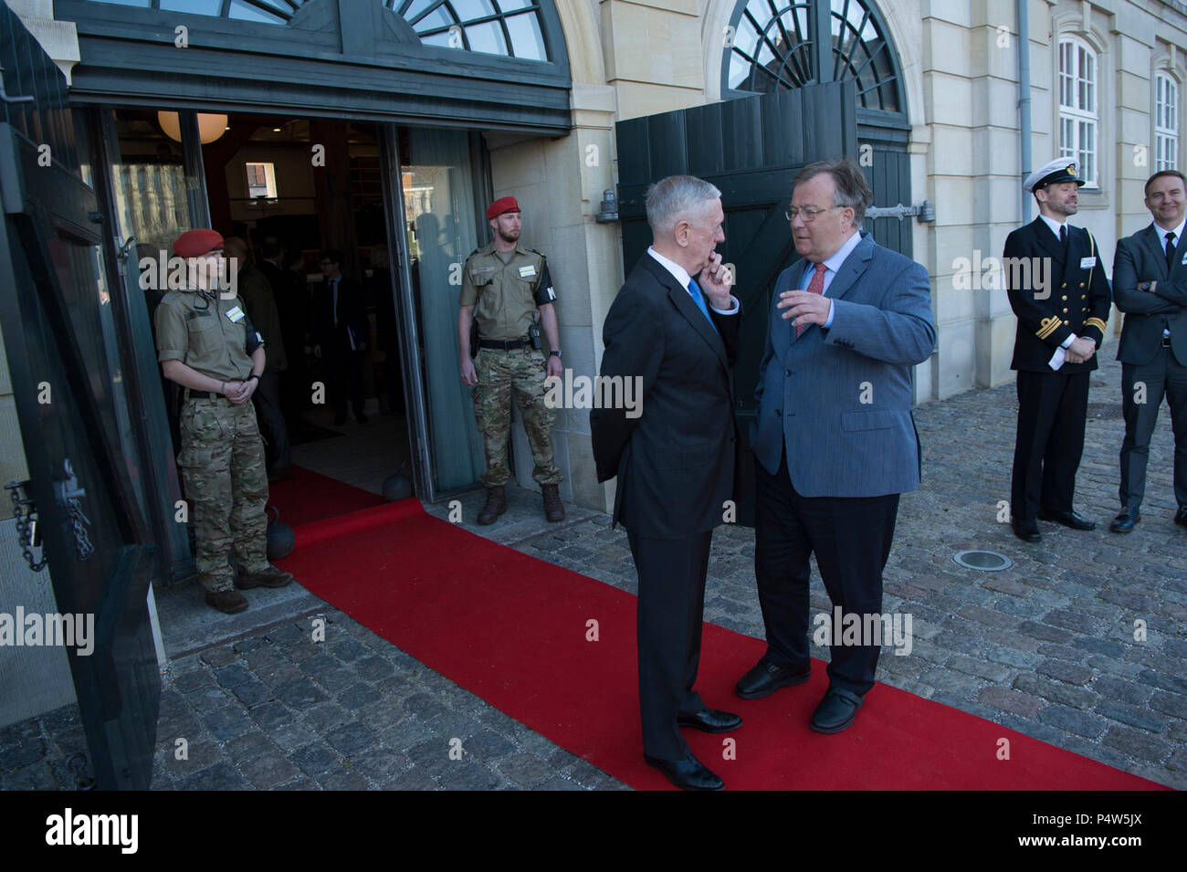 Verteidigungsminister Jim Mattis und Dänische Minister für Verteidigung Claus Hjort Frederiksen warten für globale Koalition auf die Niederlage von ISIS Konferenz Teilnehmer an eigtveds Pakhus in Kopenhagen, Dänemark, 9. Mai 2017 zu erreichen. (DOD Stockfoto