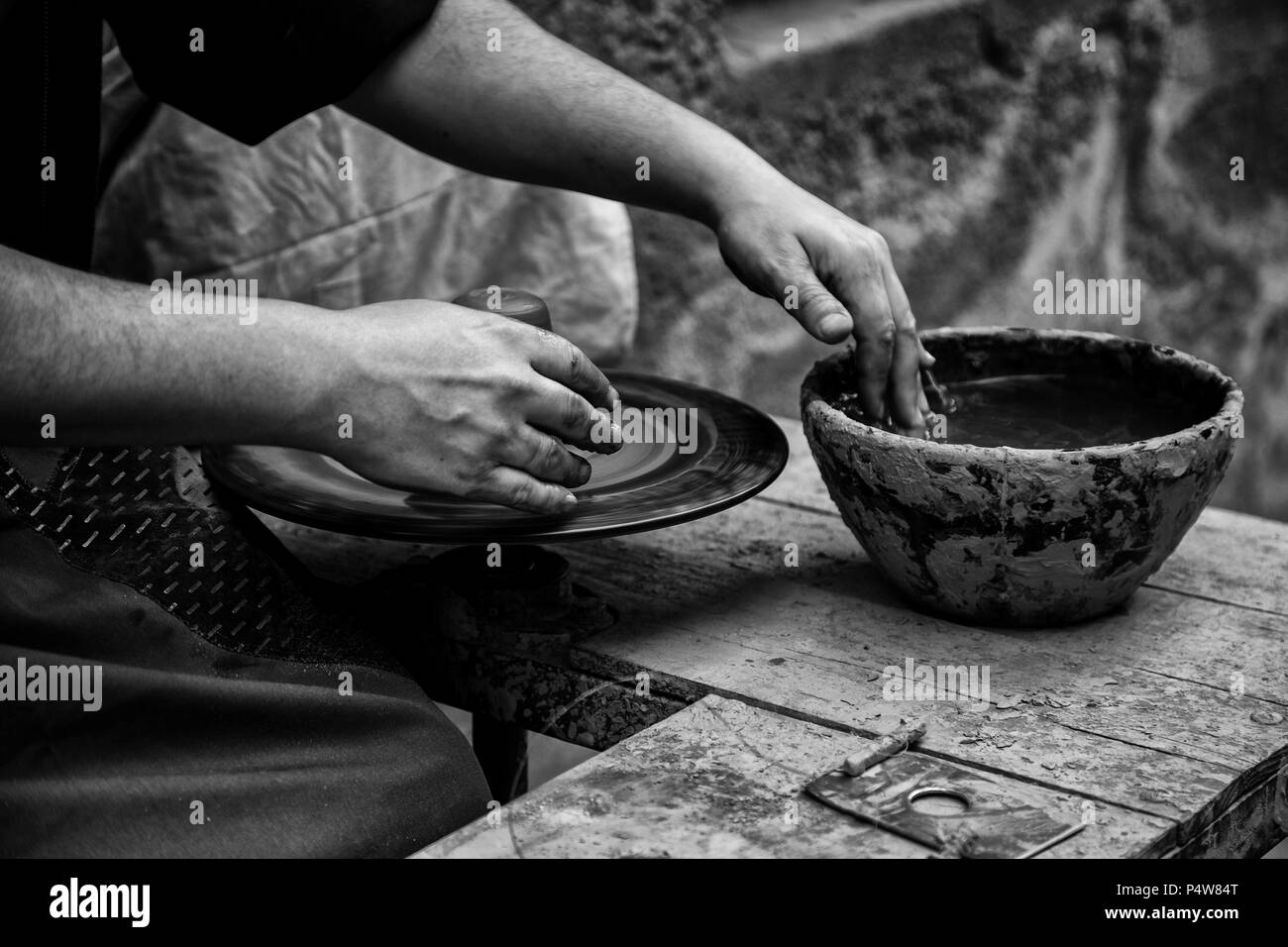 Hände des Menschen arbeiten und gestalten Ton, potter in Keramik, handwerkliche Details, Schöpfung Stockfoto