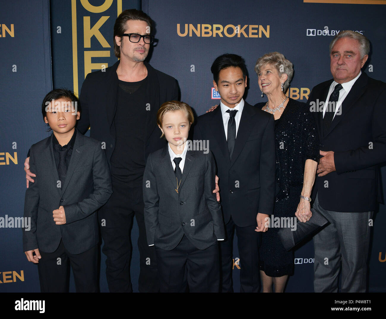 Brad Pitt, (L - R) Pax Thien Jolie-Pitt, Shiloh Nouvel Jolie-Pitt,, Maddox Jolie-Pitt, Jane Pitt, und William Pitt047 bei der Ungebrochenen Premiere auf der Dolby Theatre in Los Angeles. Dez. 14, 2014 Brad Pitt, (L - R) Pax Thien Jolie-Pitt, Shiloh Nouvel Jolie-Pitt,, Maddox Jolie-Pitt, Jane Pitt, und William Pitt047 - - - - - - - - - - - - - Red Carpet Event, Vertikal, USA, Filmindustrie, Prominente, Fotografie, Bestof, Kunst, Kultur und Unterhaltung, Topix Prominente Fashion/Vertikal, Besten, Event in Hollywood Leben - Kalifornien, Roter Teppich und backstage, USA, Filmindustrie, Prominente, Film celebrit Stockfoto