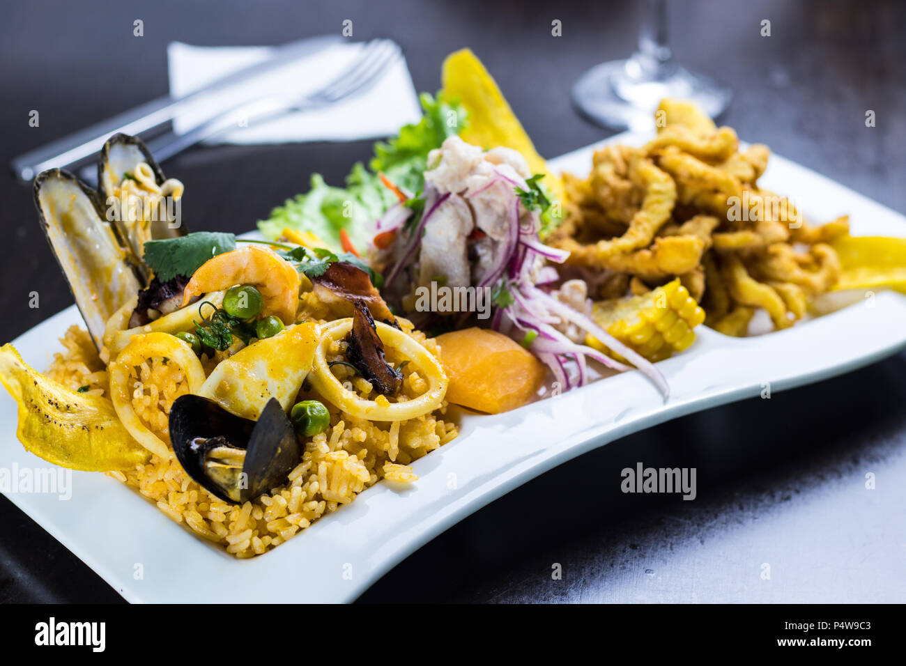 comida peruana: Arroz con mariscos peruanisches Essen Stockfoto