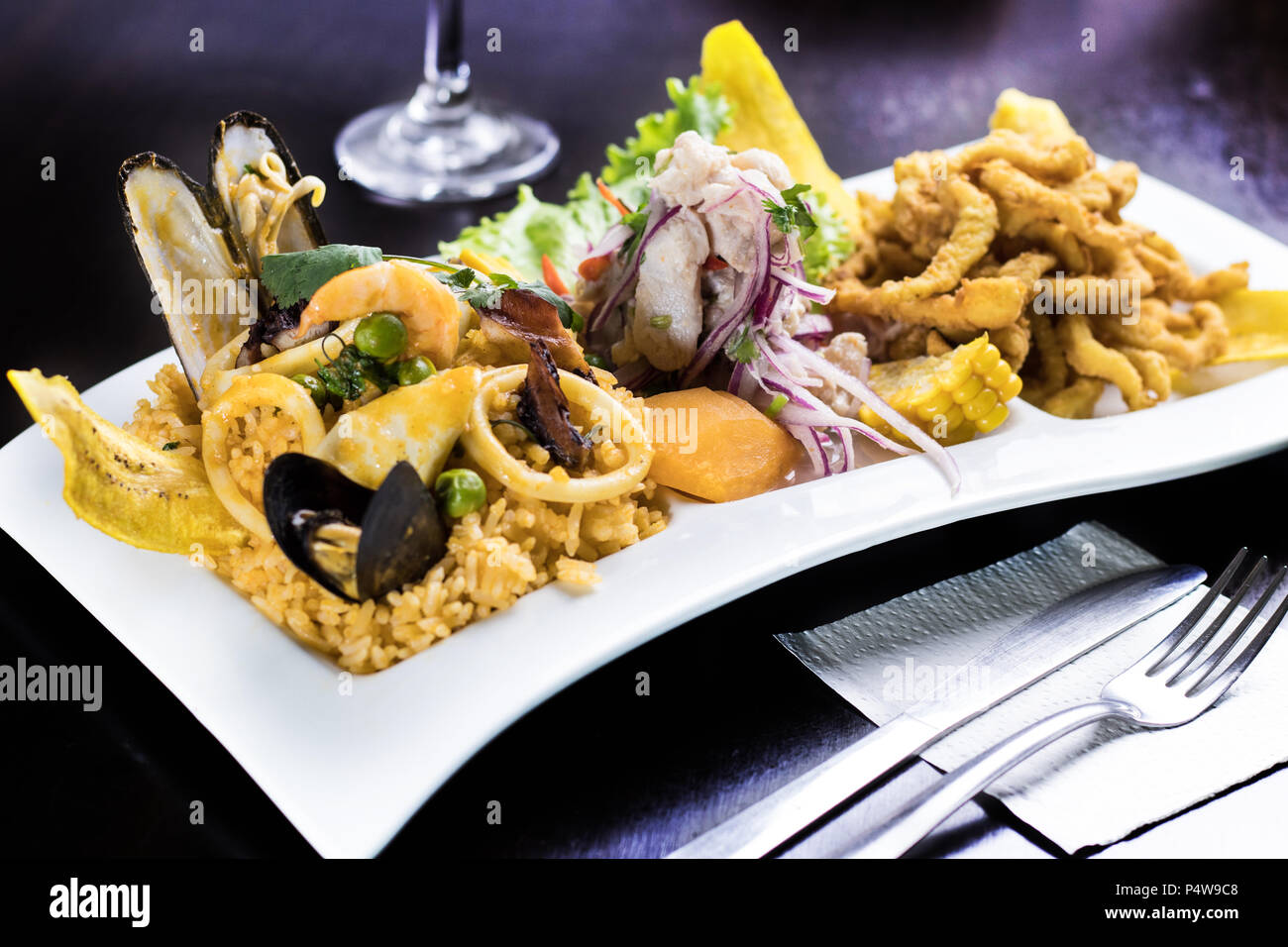 comida peruana: Arroz con mariscos peruanisches Essen Stockfoto