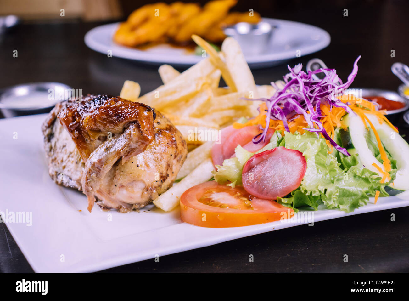 ESSEN HUHN PERUANISCHEN MIT KARTOFFELN Stockfoto