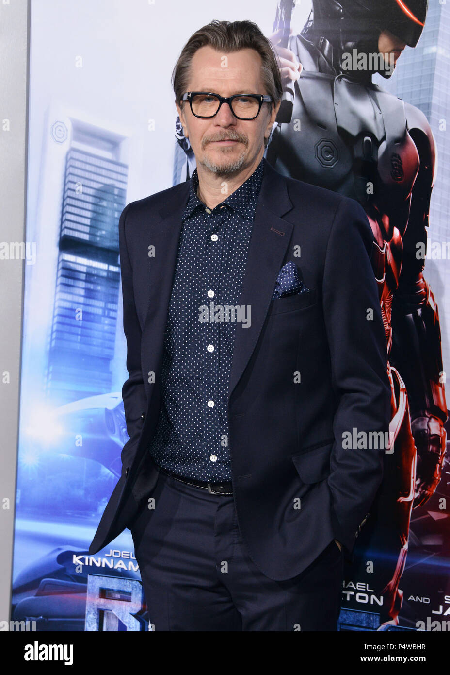 Gary Oldman Ankunft in Robocop Premiere auf der TCL Chinese Theatre in Los Angeles. Gary Oldman 137 - - - - - - - - - - - - - Red Carpet Event, Vertikal, USA, Filmindustrie, Prominente, Fotografie, Bestof, Kunst, Kultur und Unterhaltung, Topix Prominente Fashion/Vertikal, Besten, Event in Hollywood Leben - Kalifornien, Roter Teppich und backstage, USA, Film, Stars, Film Stars, TV Stars, Musik, Promis, Fotografie, Bestof, Kunst, Kultur und Unterhaltung, Topix, drei Viertel, vertikal, eine Person aus dem Jahr 2014, Anfrage tsuni@Gamma-USA.com Stockfoto