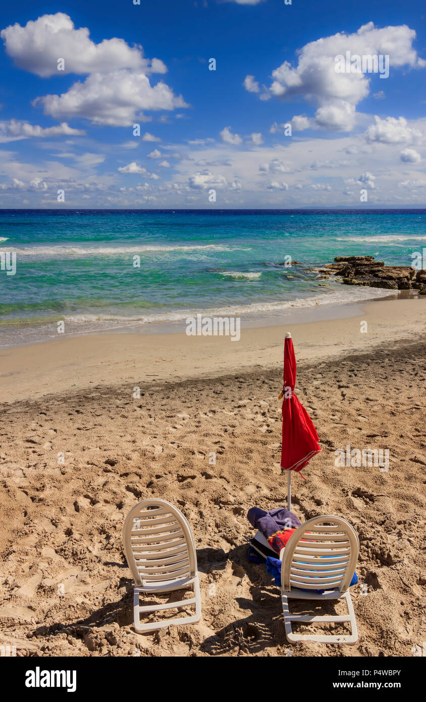 Sommer. Realx am Strand: ein Platz an der Sonne. Die schönsten Sandstrand Küste von Apulien: Küste des Salento, Frassanito Strand (Italien). Vom Torre Del Stockfoto