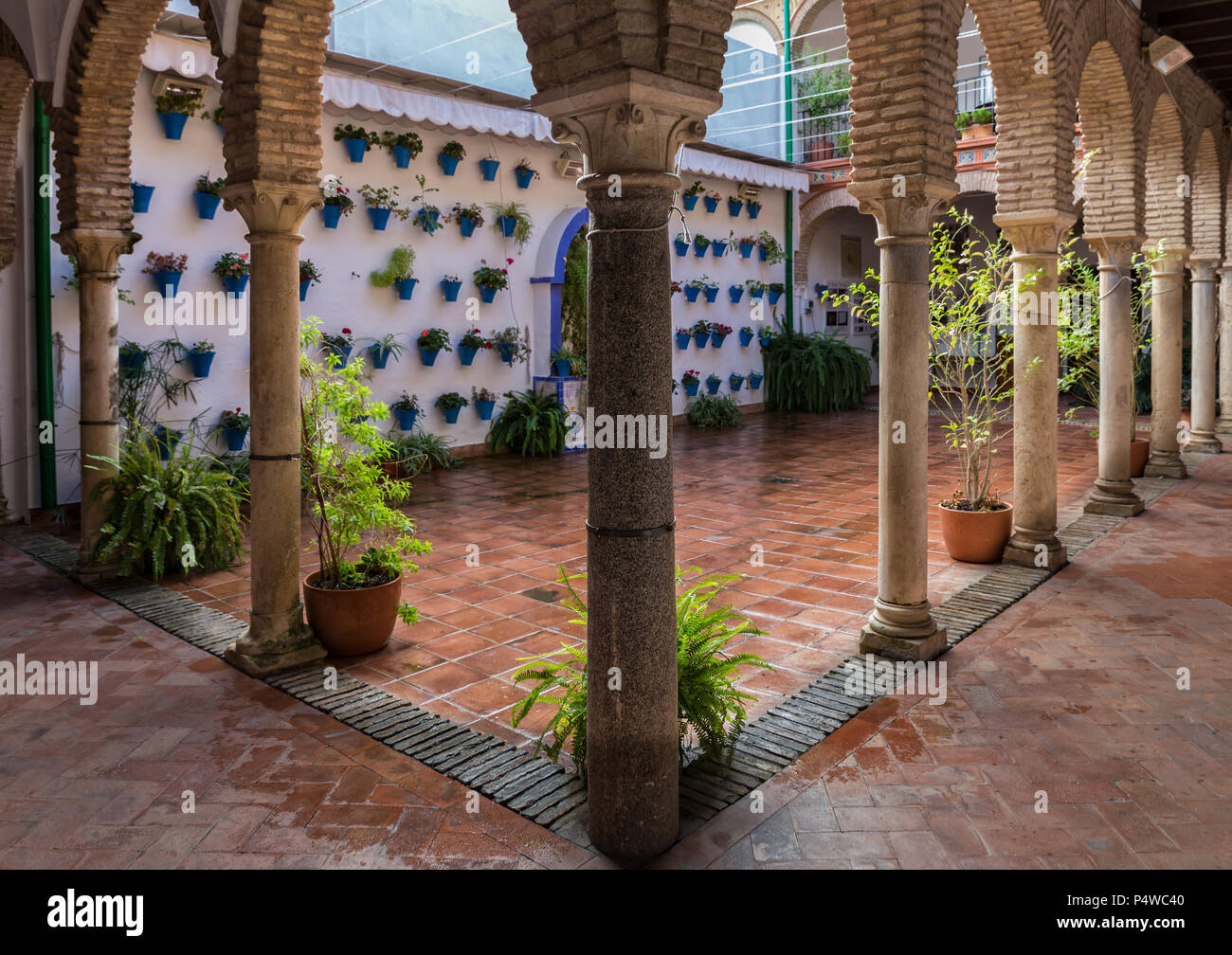 Typisch andalusischen Innenhof in der Altstadt von Cordoba. Spanien. Stockfoto
