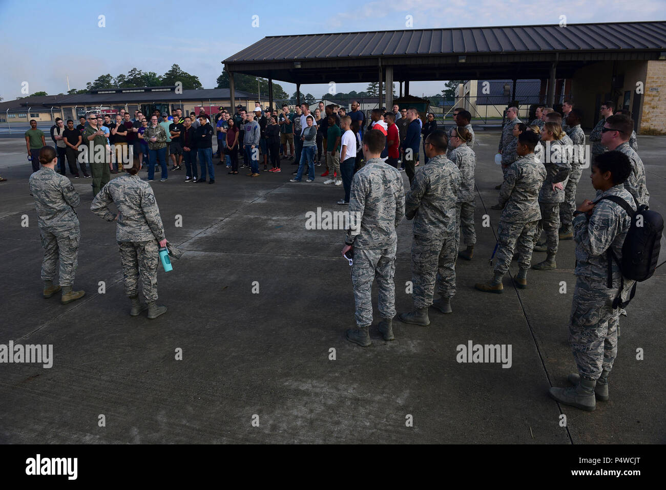 Die Teilnehmer eines schweren Unfalls Antwort Übung Eine Übung Briefing, 10. Mai 2017, bei Seymour Johnson Air Force Base, North Carolina. Die Übung erlaubt Mitglieder der 4 Fighter Wing Verbesserungen zu machen und Fähigkeiten im Falle einer realen Krise zu stärken. Stockfoto