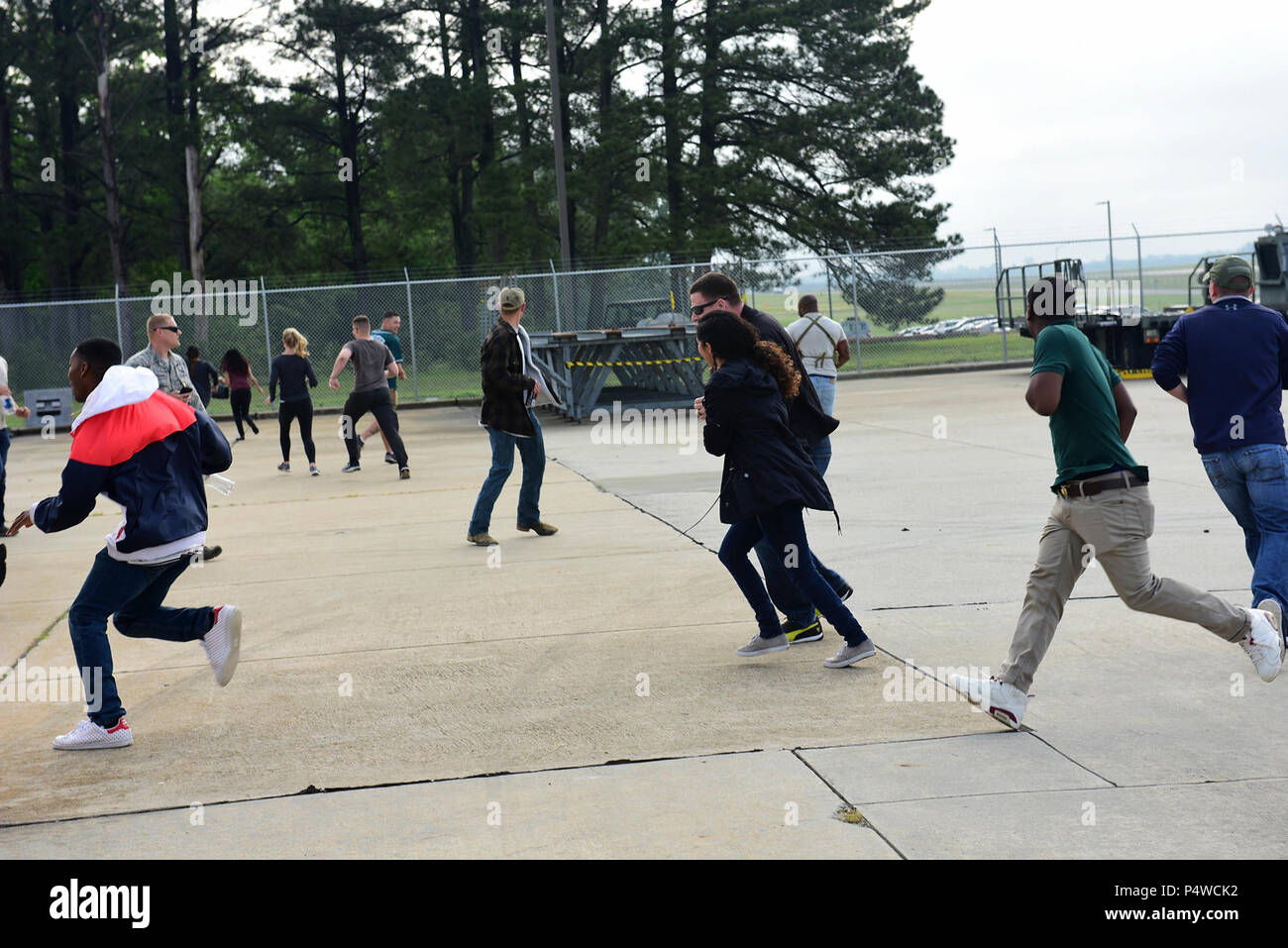 Die Teilnehmer laufen weg von einer simulierten Explosion während eines schweren Unfalls Antwort Übung, 10. Mai 2017, bei Seymour Johnson Air Force Base, North Carolina. Durch die Zusammenarbeit während der Szenario, Mitglieder der 4 Fighter Wing und Wayne County Emergency Services geschult Reaktionsmöglichkeiten im Falle einer realen Krise zu verbessern. Stockfoto