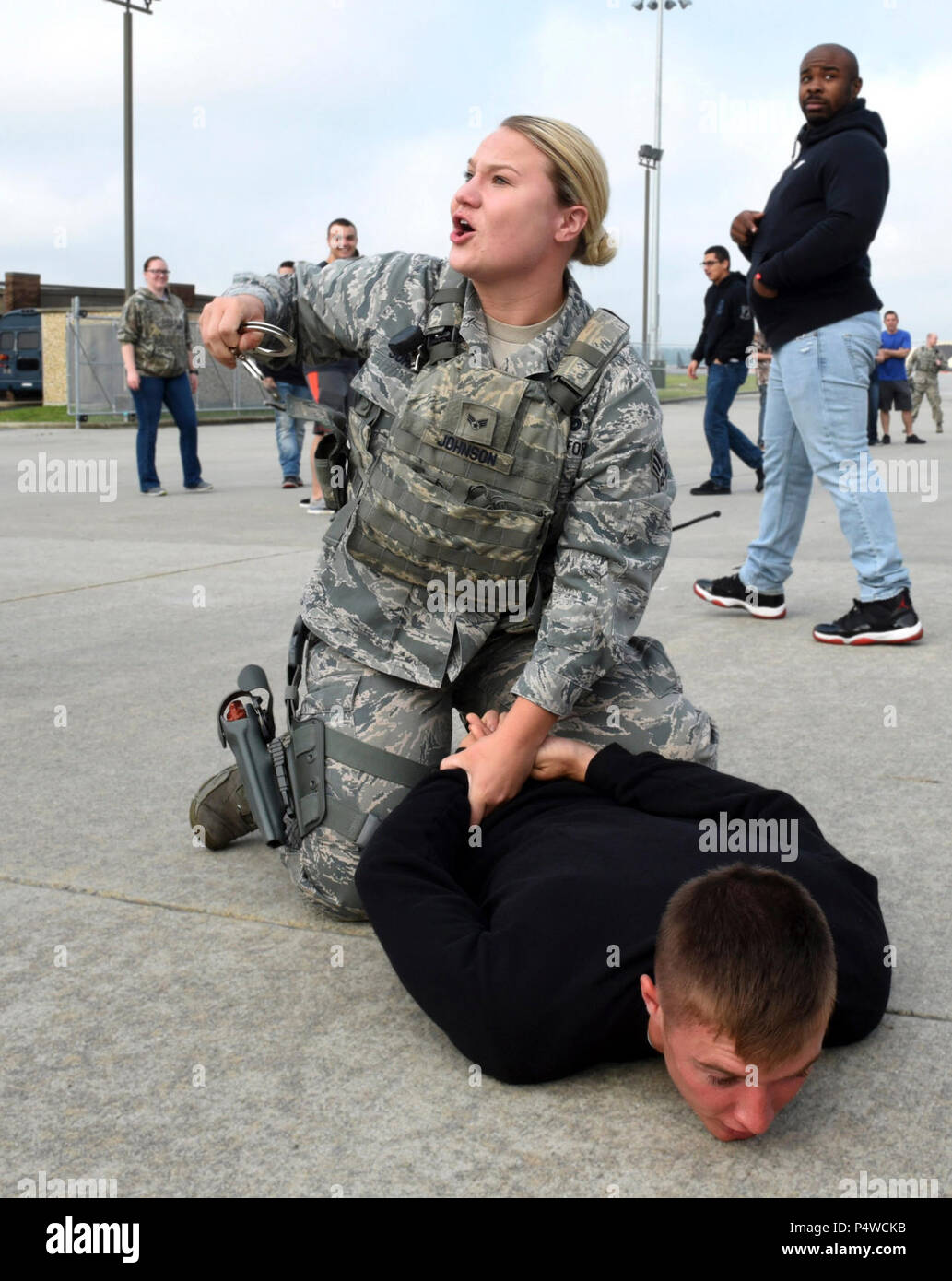 Senior Airman Paige E. Johnson, 4 Security Forces Squadron Streifenpolizist, begreift simulierten Erstechen vermuten, Senior Airman Alexander Ritsema, 4. Wartung Gruppe Waffen Standardisierung Techniker, wie ein anderer Teilnehmer bereitet eine simulierte Bombe Weste zu detonieren, während eines schweren Unfalls Antwort Übung, 10. Mai 2017, bei Seymour Johnson Air Force Base, North Carolina. Während der Übung Mitglieder aus der 4. Staffel Sicherheitskräfte festgenommen der Verdächtige, die Szene evakuiert und richten Sie einen Umkreis um das Gebiet. Stockfoto