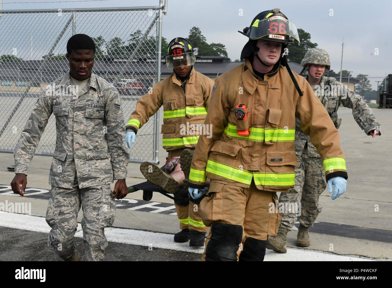Mitglieder aus dem 4 Fighter Wing Transport einen Flieger mit simulierten Verletzungen bei einem schweren Unfall Antwort Übung, 10. Mai 2017, bei Seymour Johnson Air Force Base, North Carolina. Ersthelfer aus dem 4 Medical Group und Wayne County Emergency Medical Services triage und Krisenreaktion Bemühungen ausgeübt, Rendering Beihilfe auf die Szene. Stockfoto