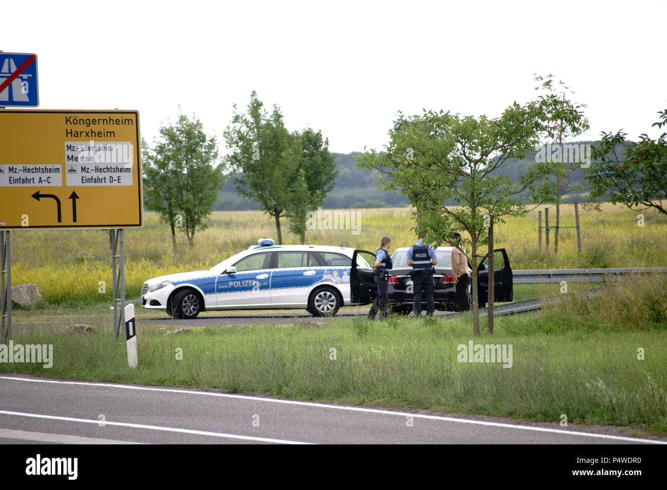 Mainz, Deutschland - 17. Juni 2018: Polizei, Krankenwagen mit zwei Polizisten eine Kontrolle eines Autofahrers auf den Straßenrand am 17. Juni 2018 in Ma Stockfoto