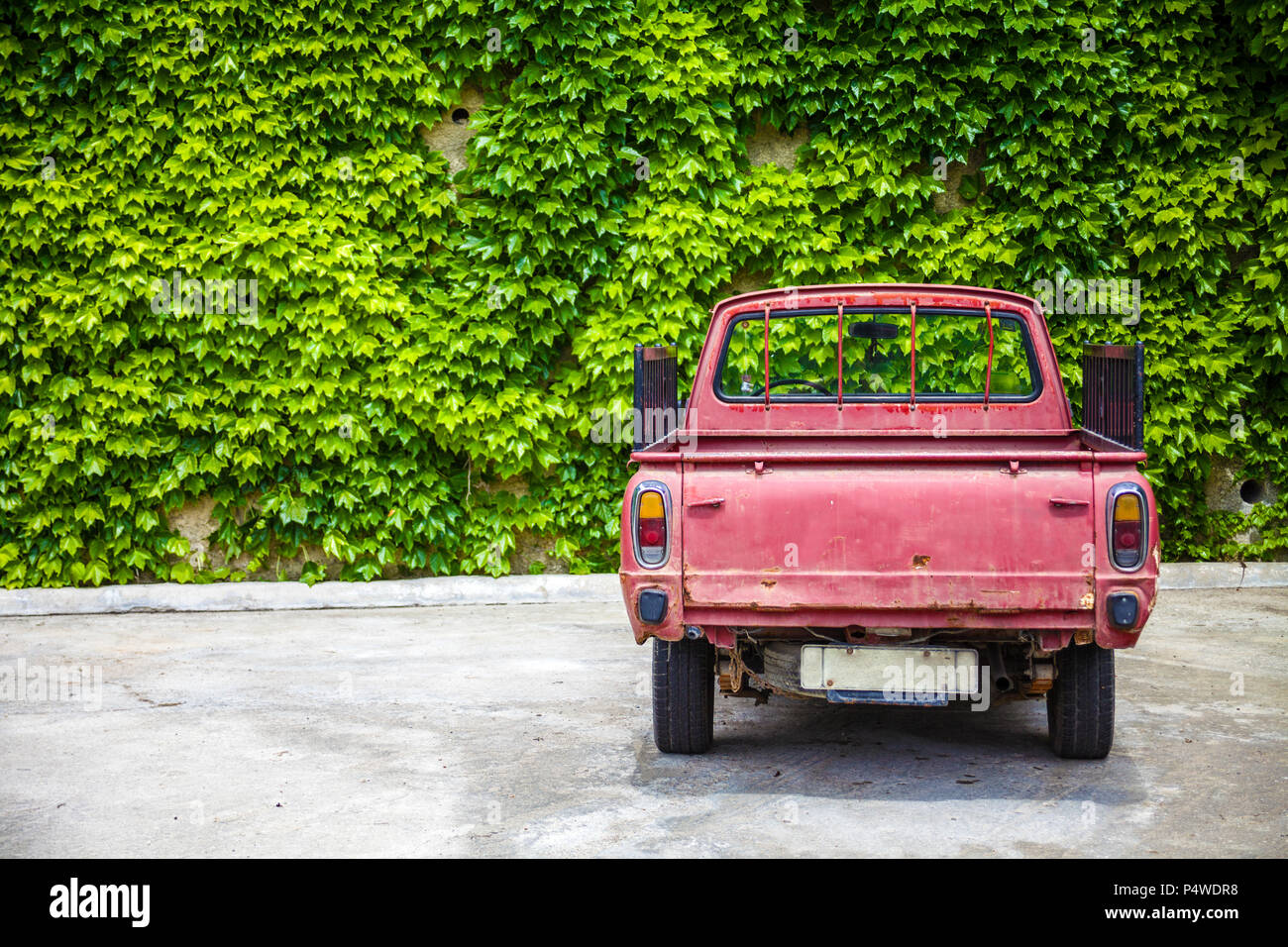 LLandudno, Wales, Großbritannien - 27 Mai, 2018 Vintage Pickup Truck auf der Garage gesehen. Die herkömmlichen Fahrzeug Park vor der Betonwand wachsenden mit s Stockfoto