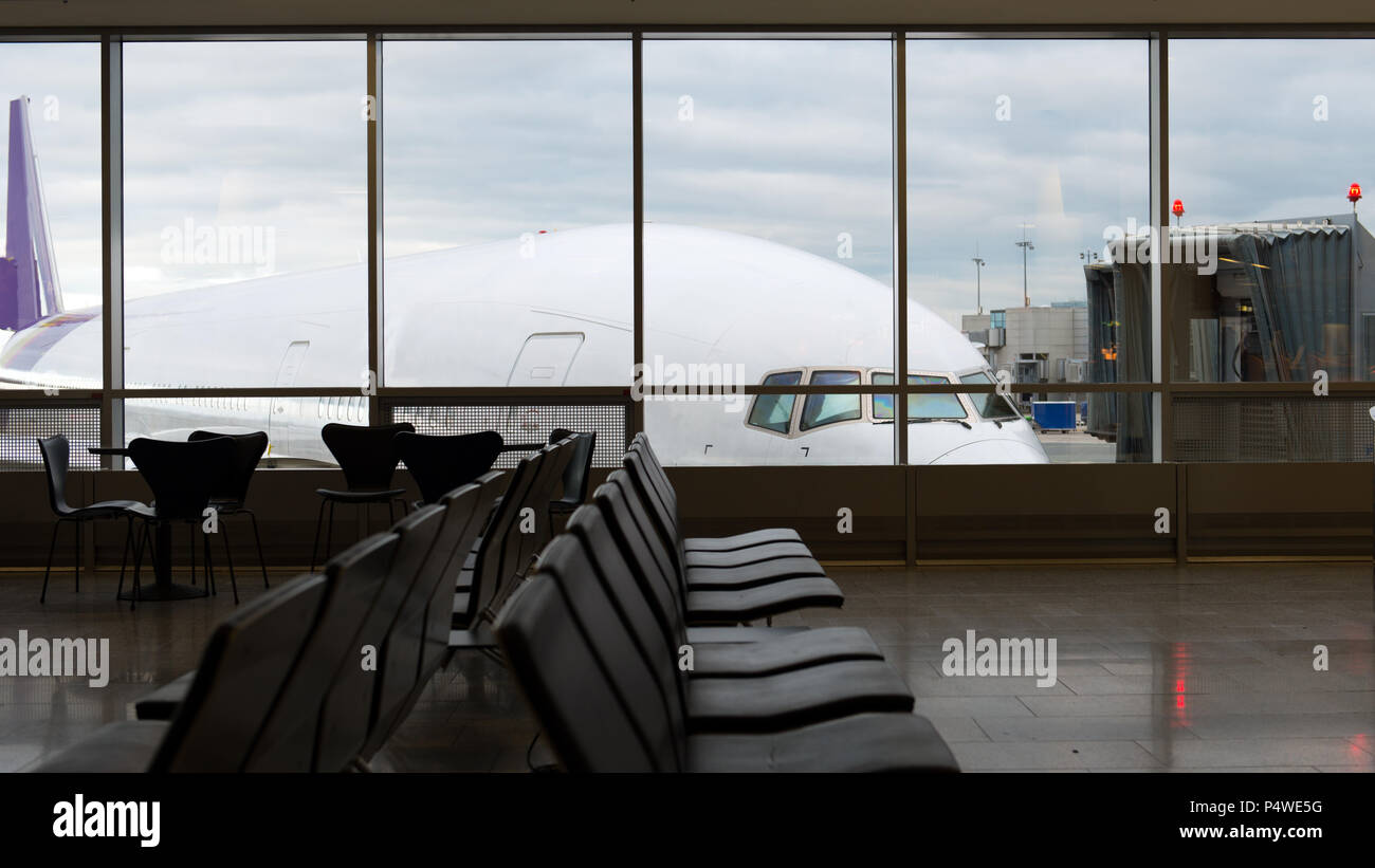 Flugzeug Vom Flughafen Terminal ansehen. Stockfoto