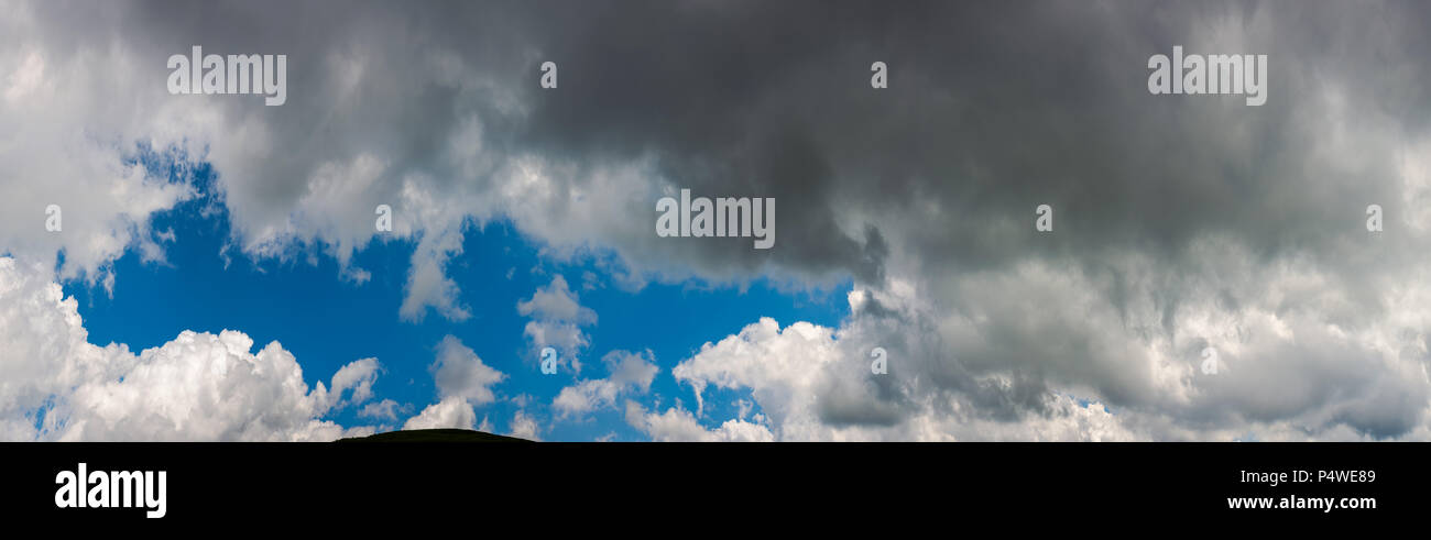 Erstaunlich Wolkenformationen auf einem dunkelblauen Himmel. schöne Seite cloudscape Panorama im Sommer leuchtet Stockfoto