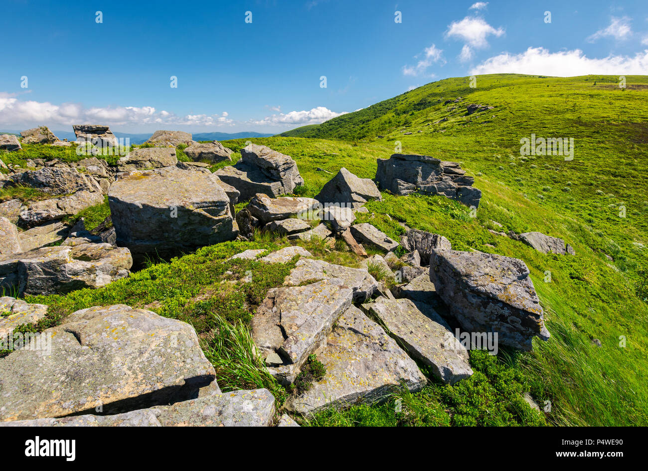 riesige Felsbrocken am Rande der Hügel. schönem Wetter im Sommer Berglandschaft Stockfoto