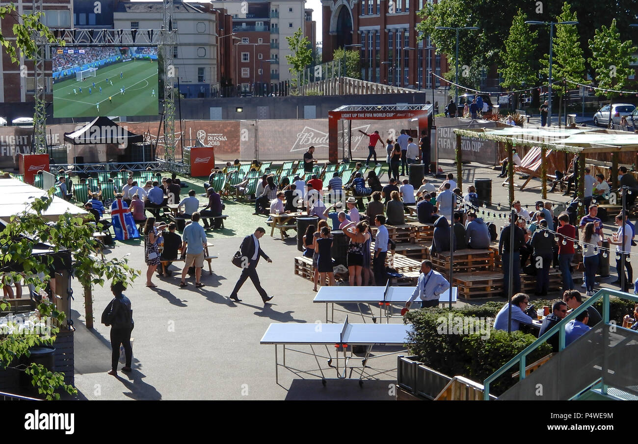 Reading, Großbritannien - 22 Juni 2018: Fans an einer Bar im Freien auf Station Hill sammeln Nigeria gegen Island in die Welt des Fußballs 2018 cu zu beobachten Stockfoto