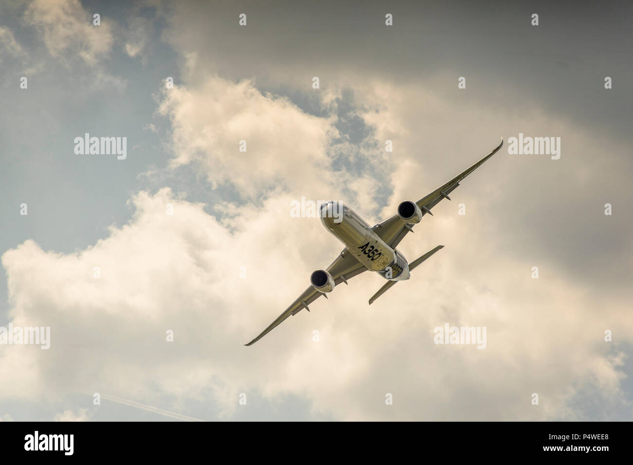 Ein Airbus A350 gibt einen Airshow während der Internationalen Luft- und Raumfahrtausstellung ILA am Flughafen Schönefeld in Berlin, Deutschland 2018. Stockfoto