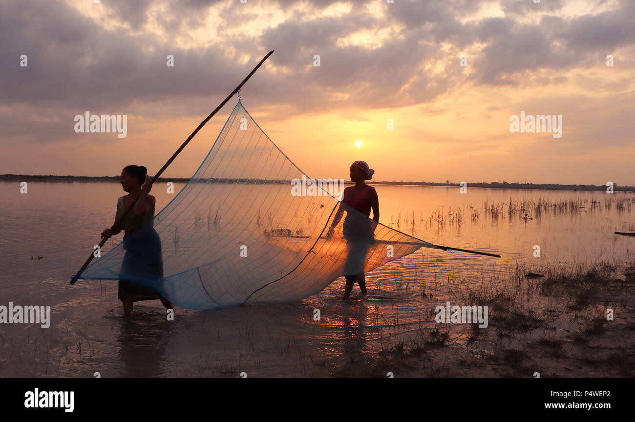 Die Schönheit der Insel. Goldene Stunden majuli. zwei Frauen letzter Versuch Fisch in brahmaputra Flusses zu fangen. Stockfoto